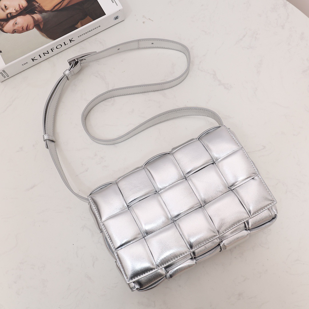 b0tte*a Ven*ta padded cassette bag-26*18*8cm
