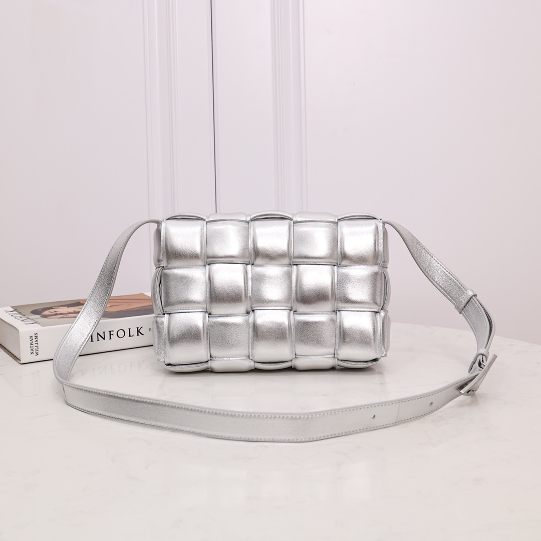 b0tte*a Ven*ta padded cassette bag-26*18*8cm