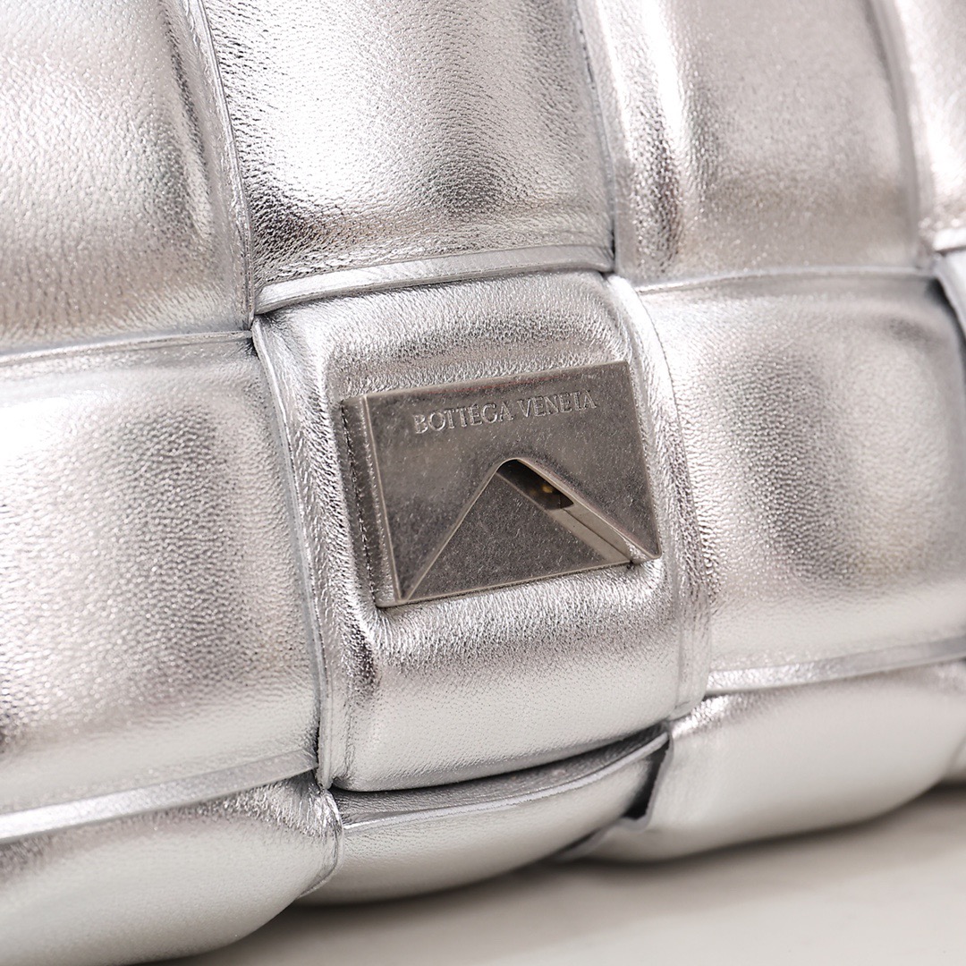 b0tte*a Ven*ta padded cassette bag-26*18*8cm