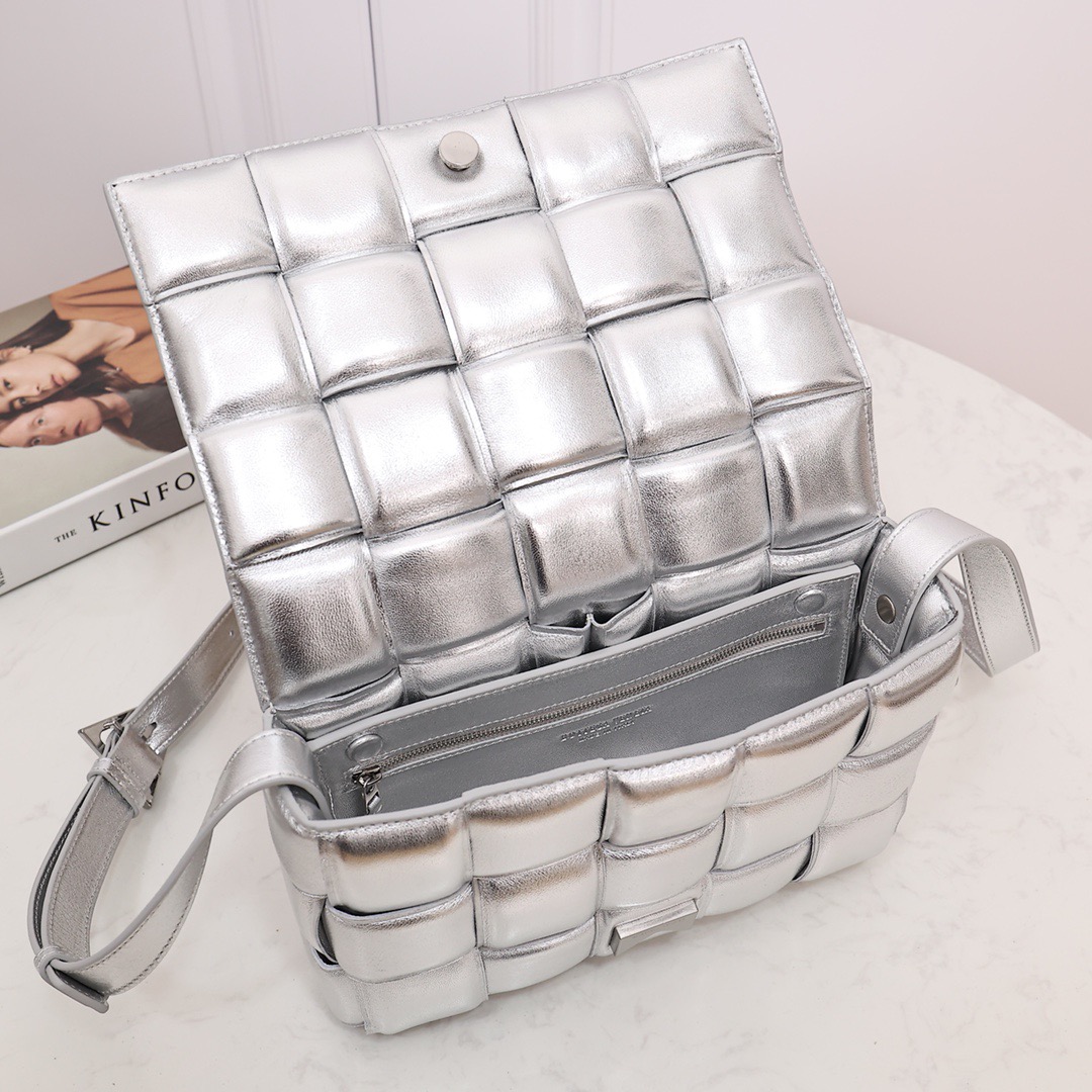 b0tte*a Ven*ta padded cassette bag-26*18*8cm