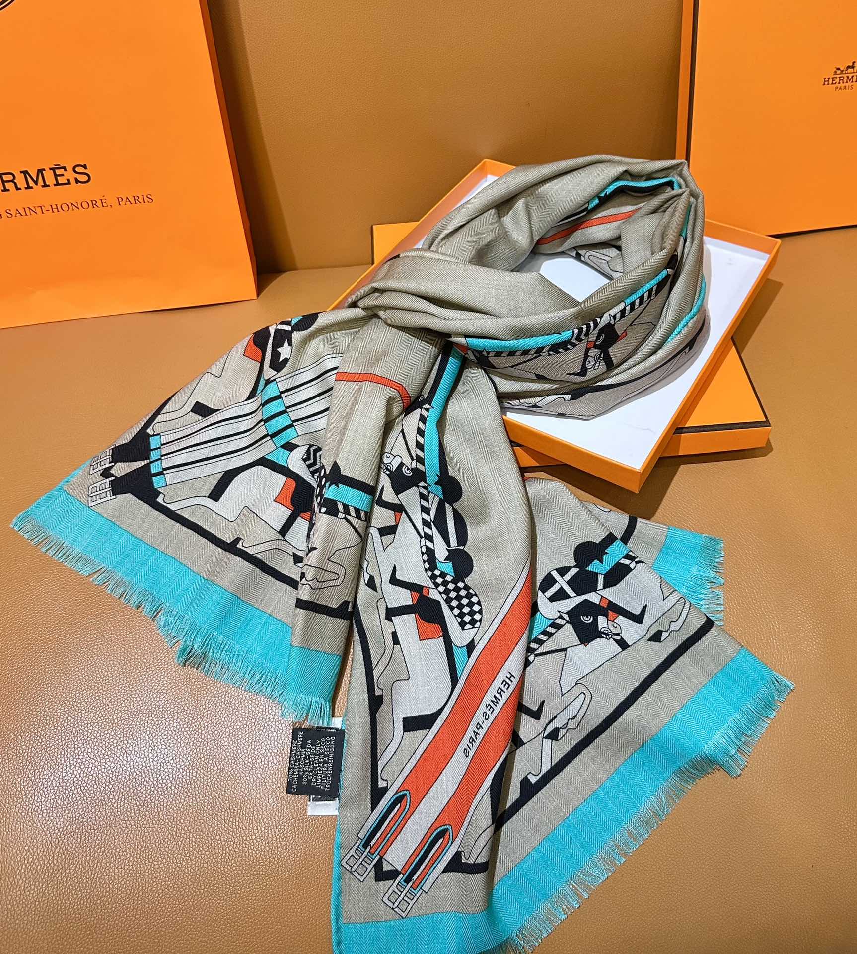 H**me5 scarf