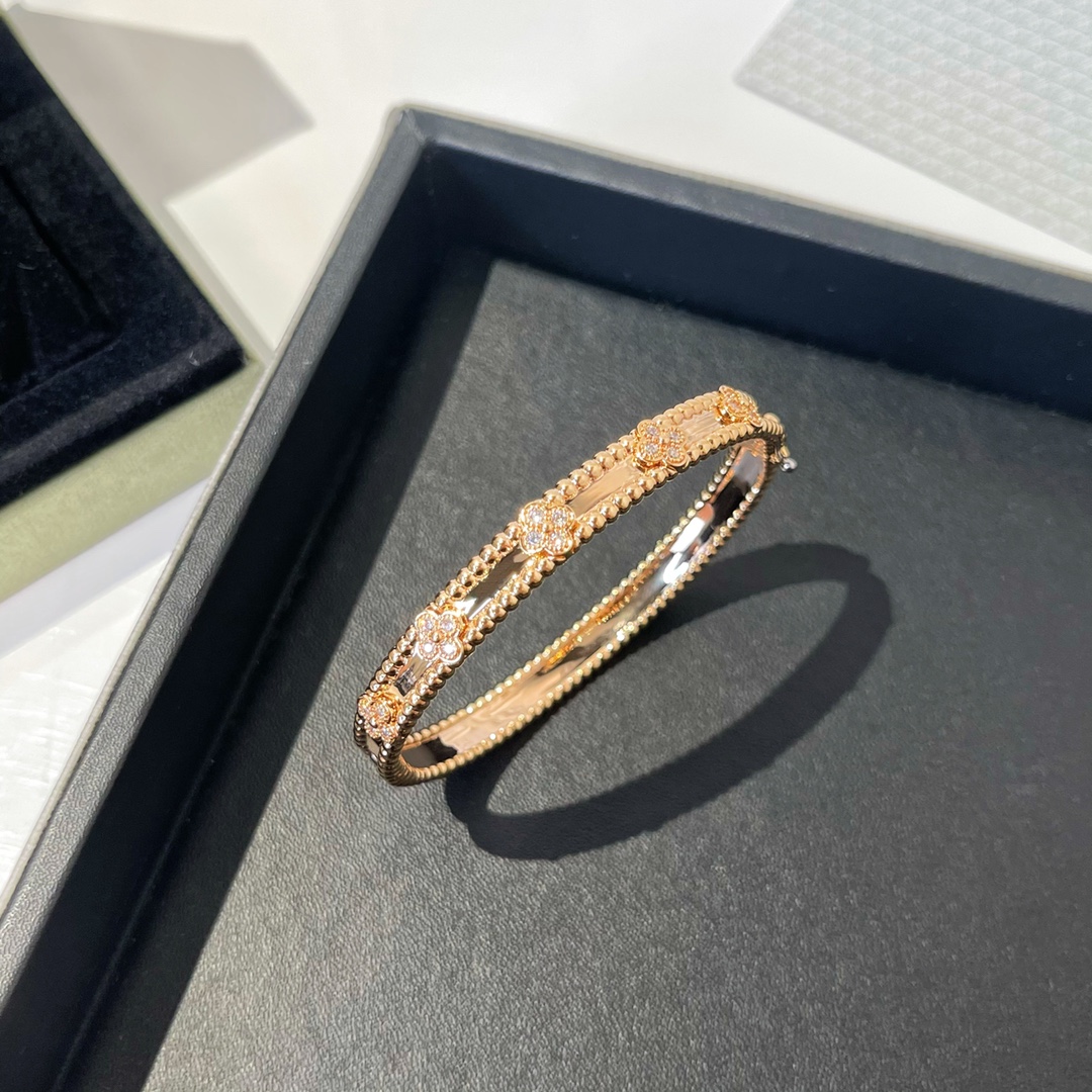 V*N CL*F &arpels bracelet