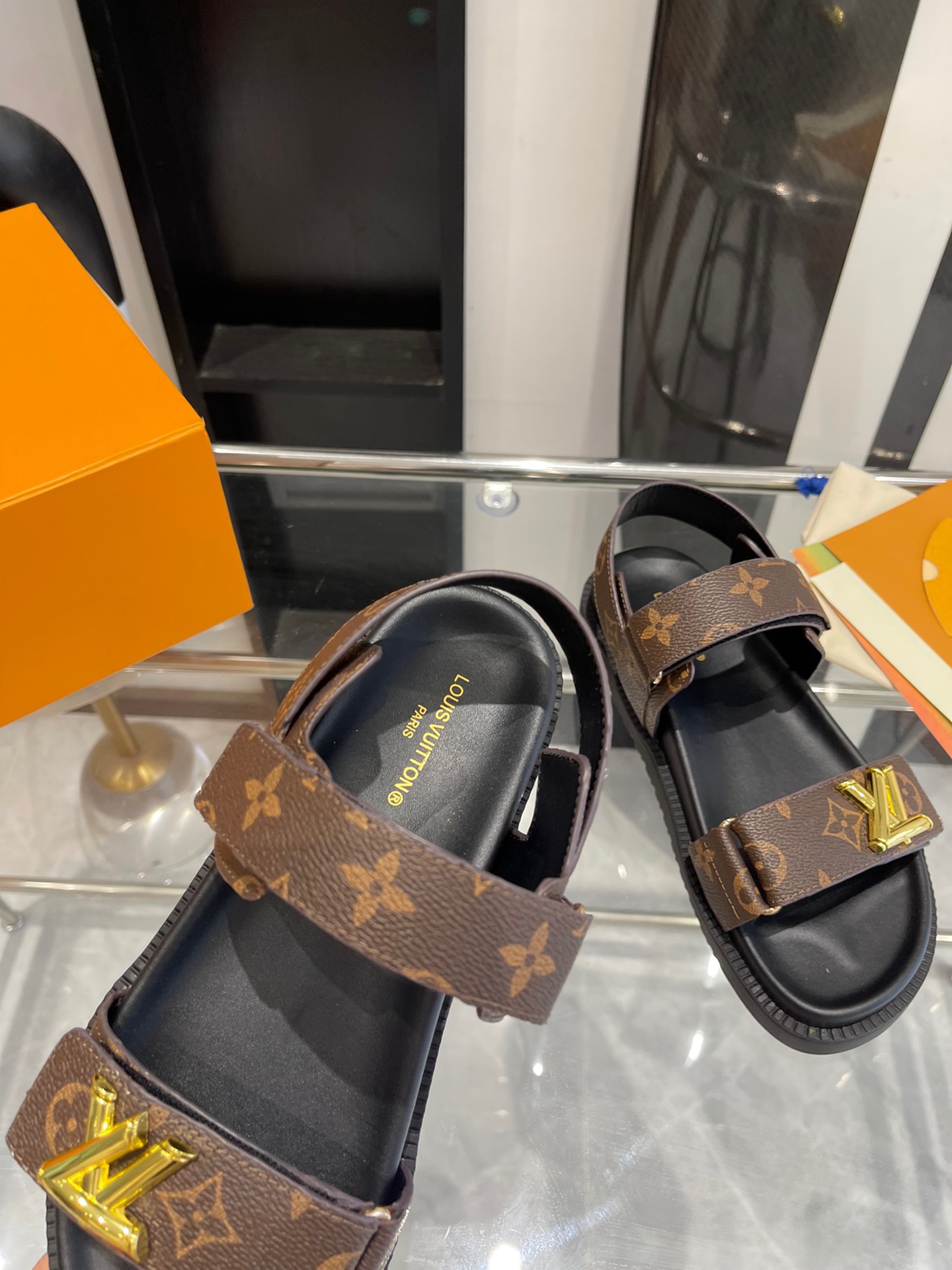 l0vis Vvtt0n sandals