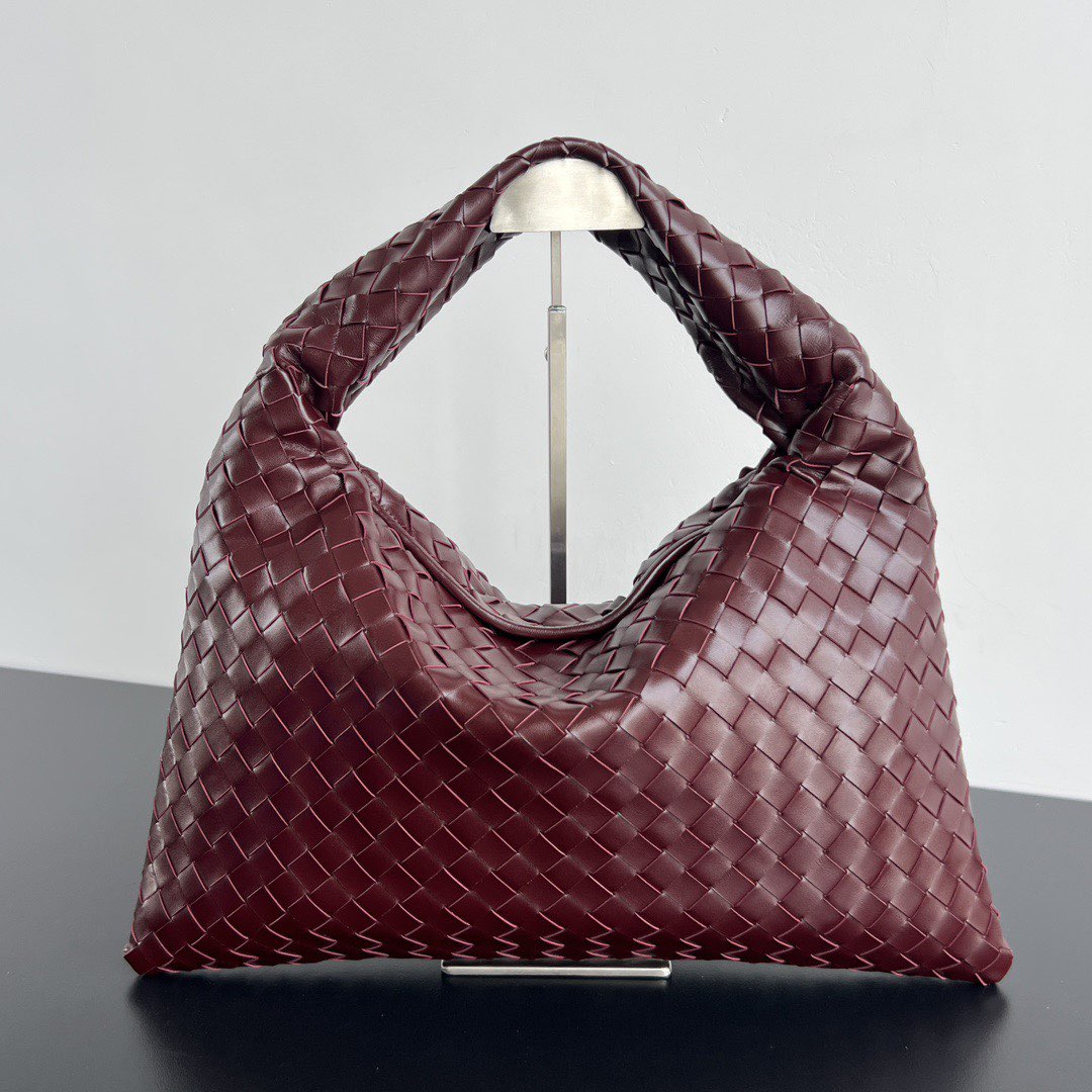 b0tt*ga Ven*ta hop bag-46x21x10cm