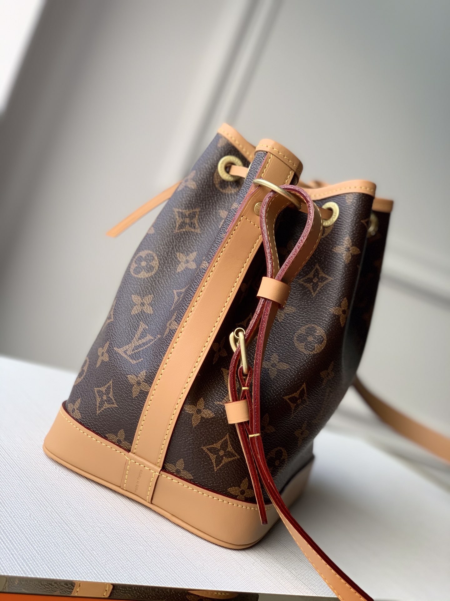 l0*is V*t0n néonoé bucket bag -24 x 22 x 15cm
