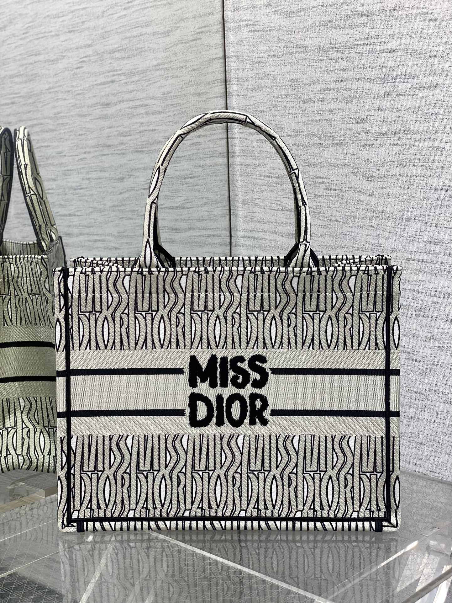 D*or small book tote-36.5cm