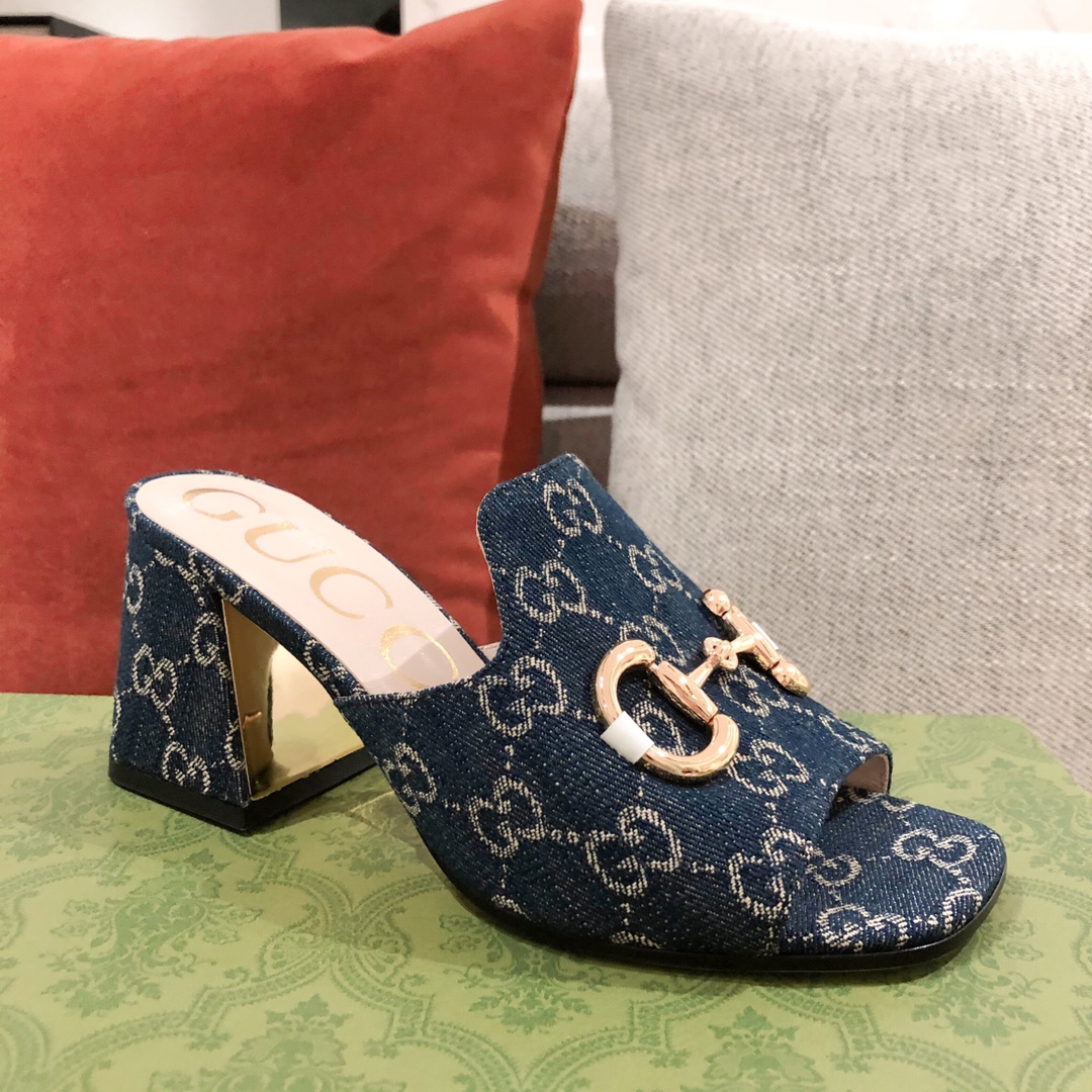 G*u*i sandals