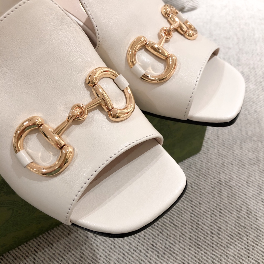 G*u*i sandals