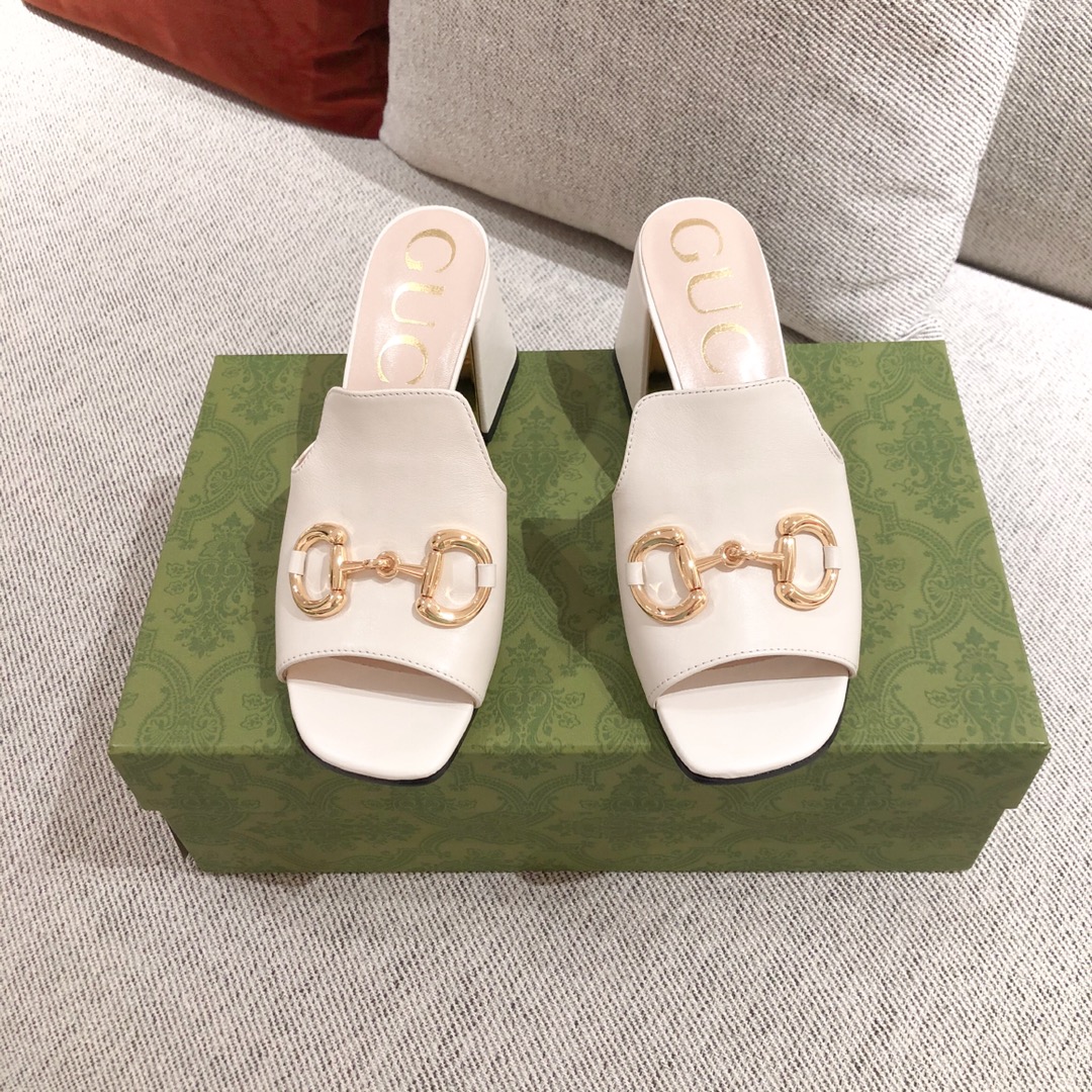 G*u*i sandals