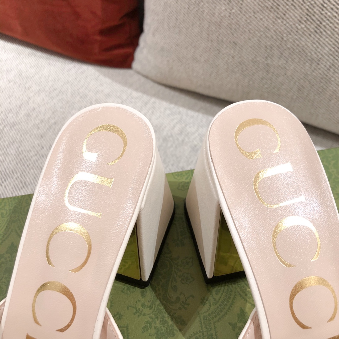 G*u*i sandals