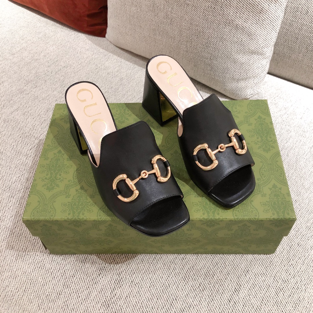 G*u*i sandals
