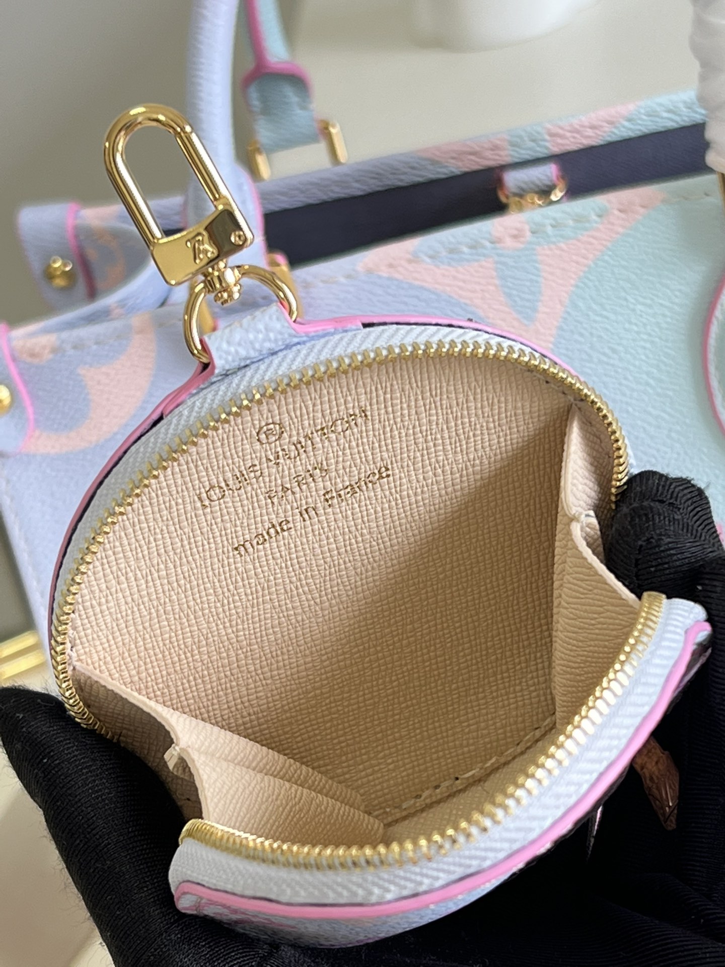 l0*is V*t0n onthego handbag-25*19*11.5 cm