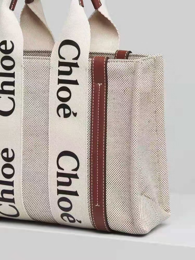 Ch10e woody tote bag