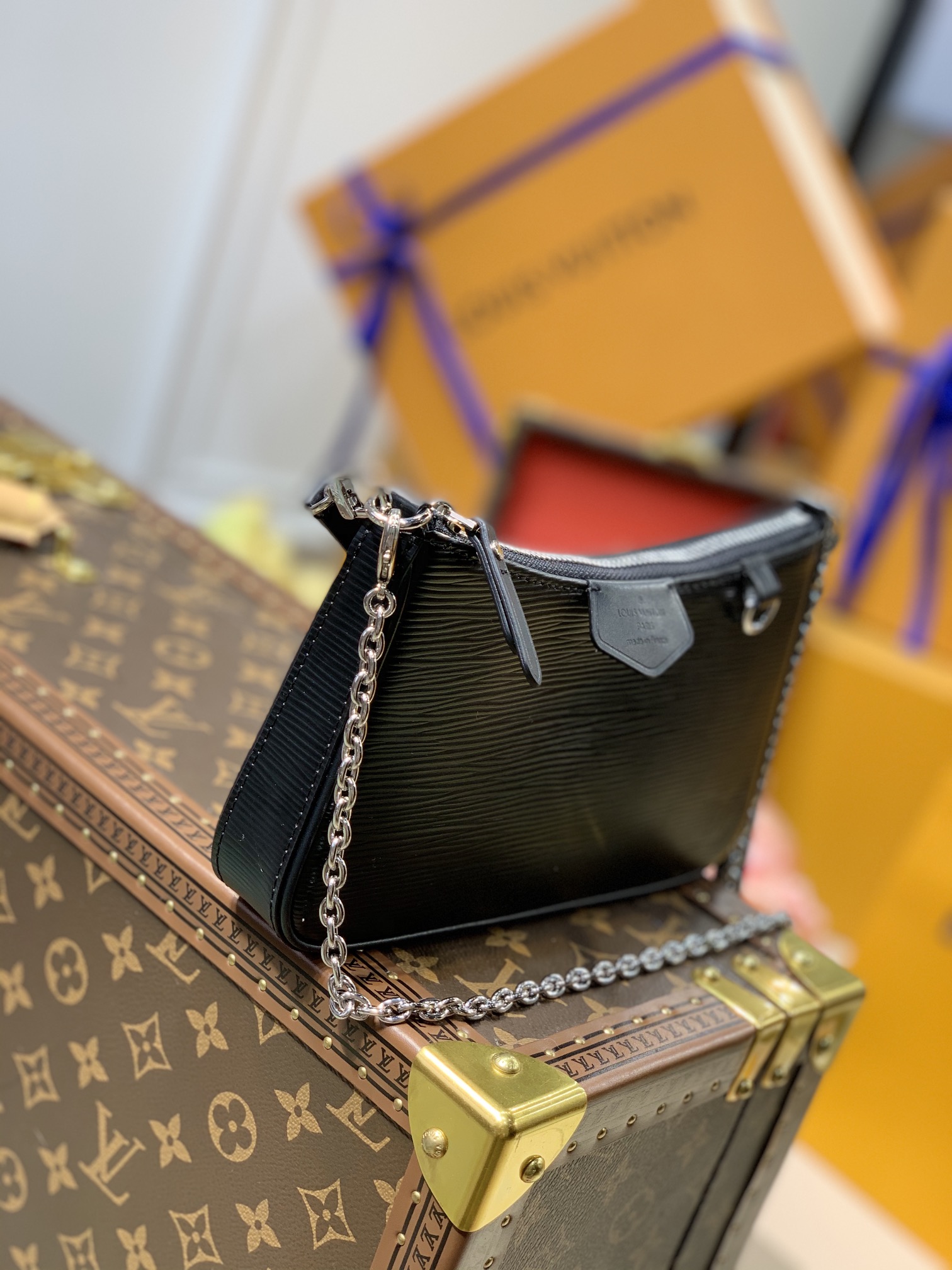 l0*is V*t0n easy pouch on strap-19*11.5*3cm