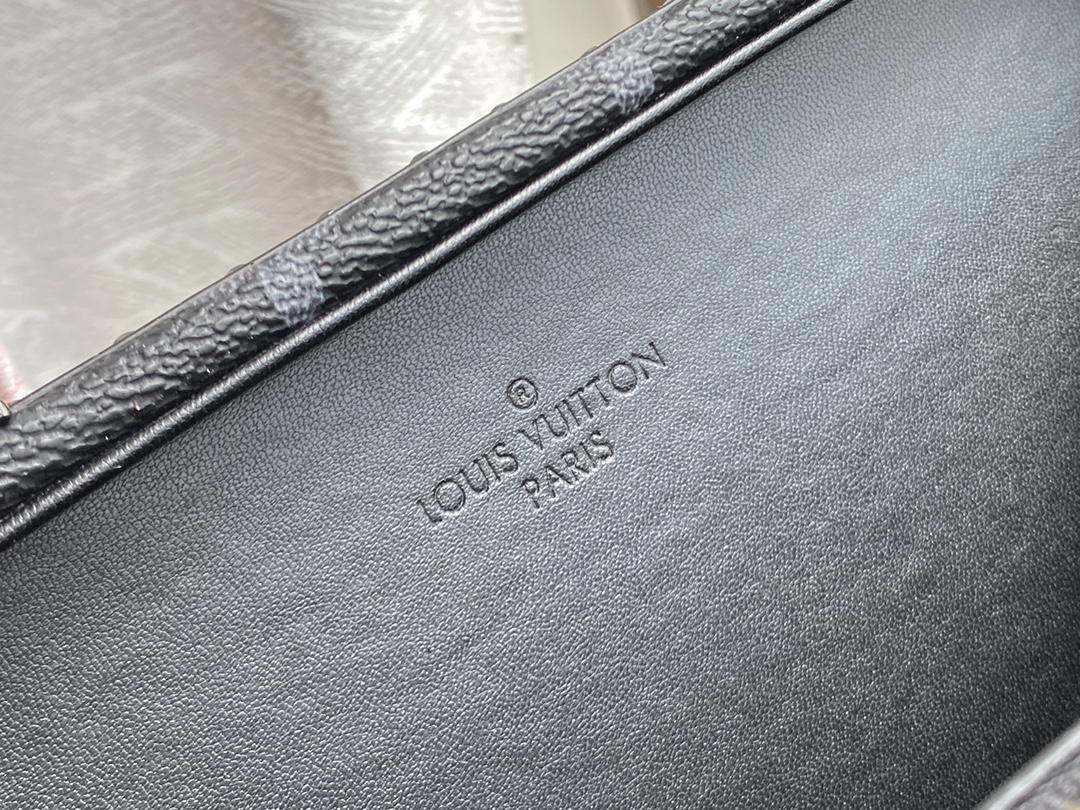l0*is V*t0n clutch box-24 x 16.5 x 8 cm