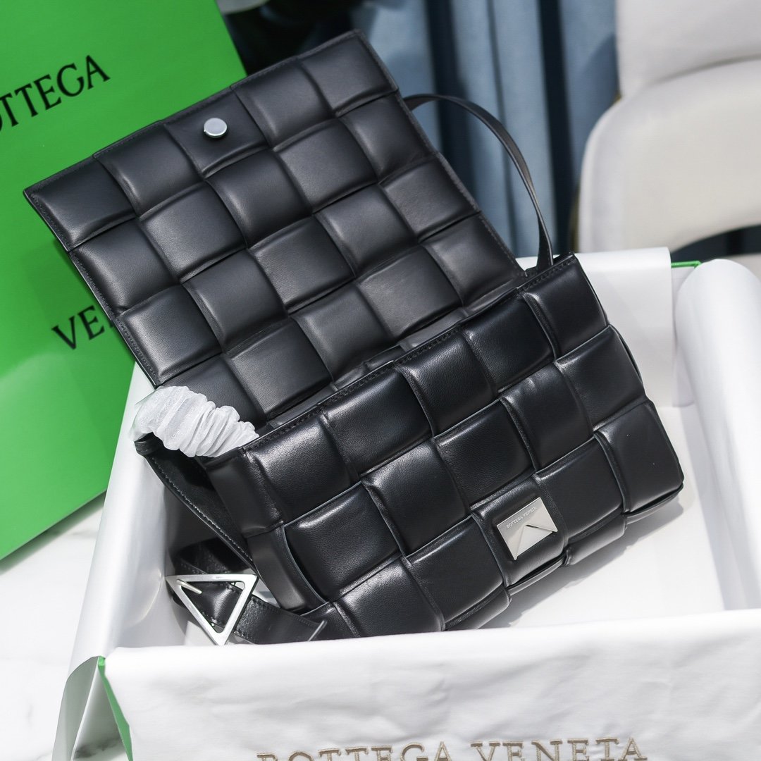 b0tte*a Ven*ta padded cassette bag-26*18*8cm