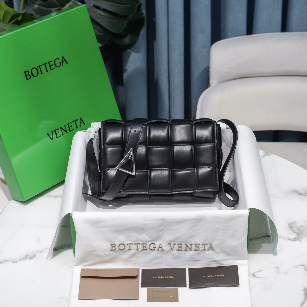 b0tte*a Ven*ta padded cassette bag-26*18*8cm