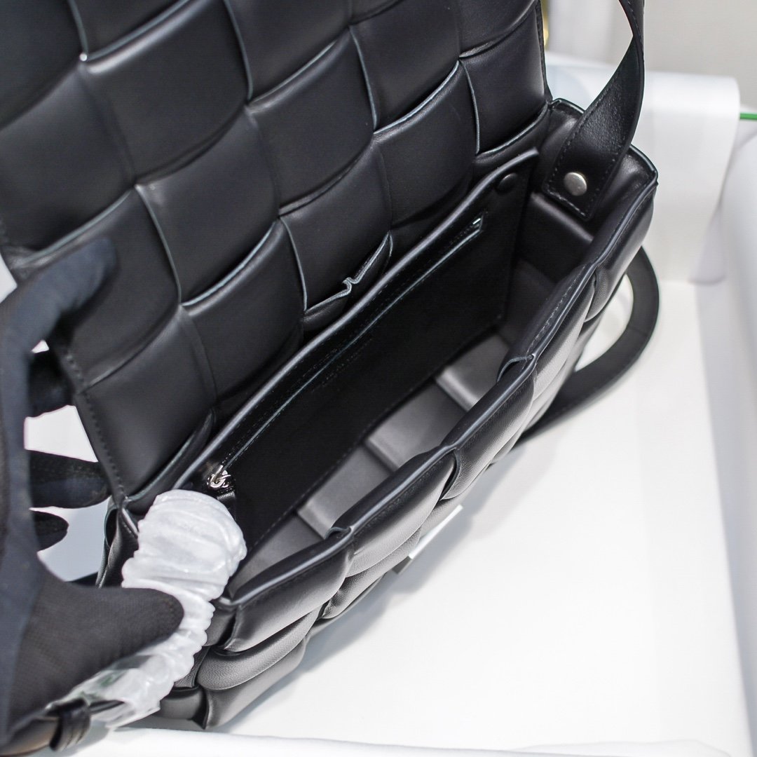 b0tte*a Ven*ta padded cassette bag-26*18*8cm
