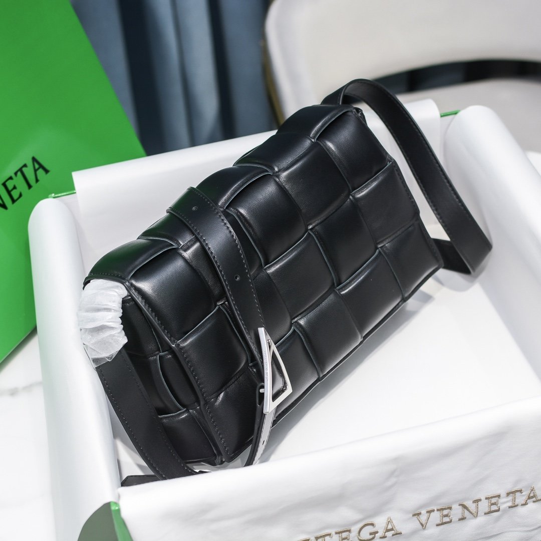 b0tte*a Ven*ta padded cassette bag-26*18*8cm
