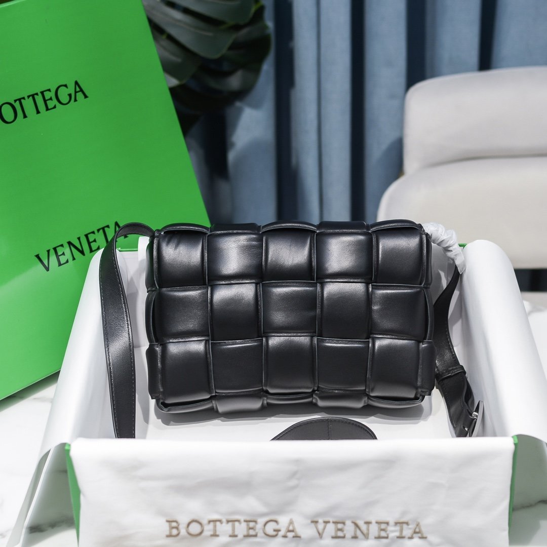 b0tte*a Ven*ta padded cassette bag-26*18*8cm