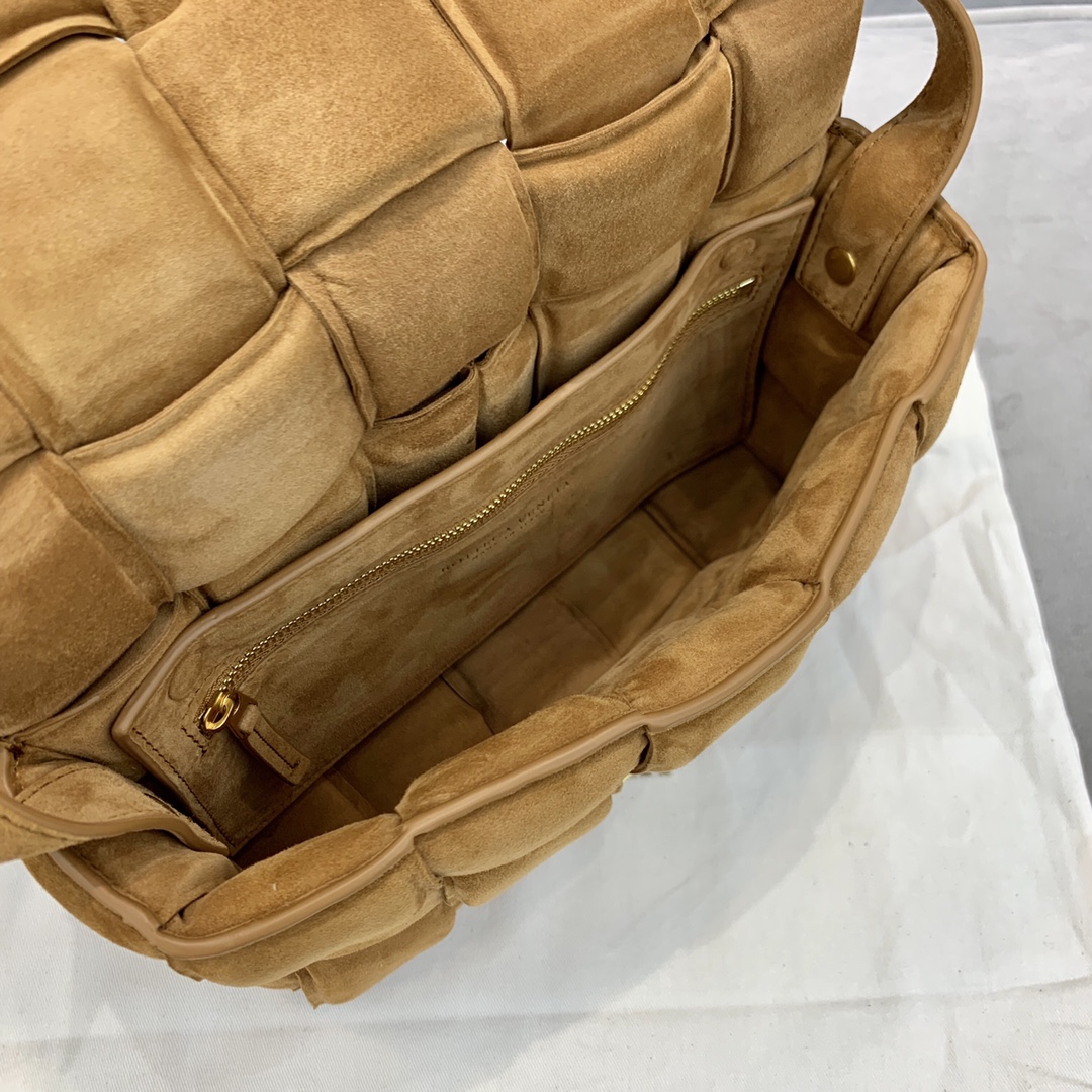 b0tte*a Ven*ta padded cassette bag-26*18*8cm