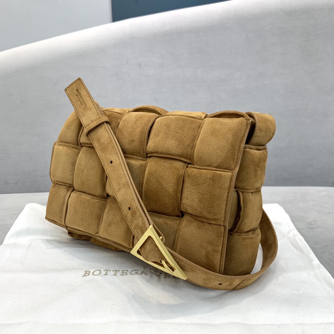 b0tte*a Ven*ta padded cassette bag-26*18*8cm