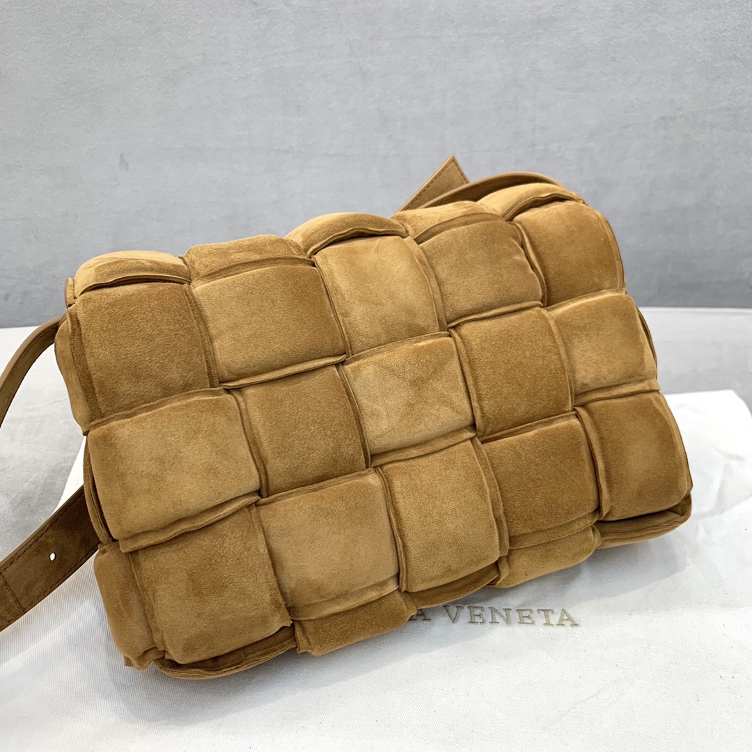 b0tte*a Ven*ta padded cassette bag-26*18*8cm
