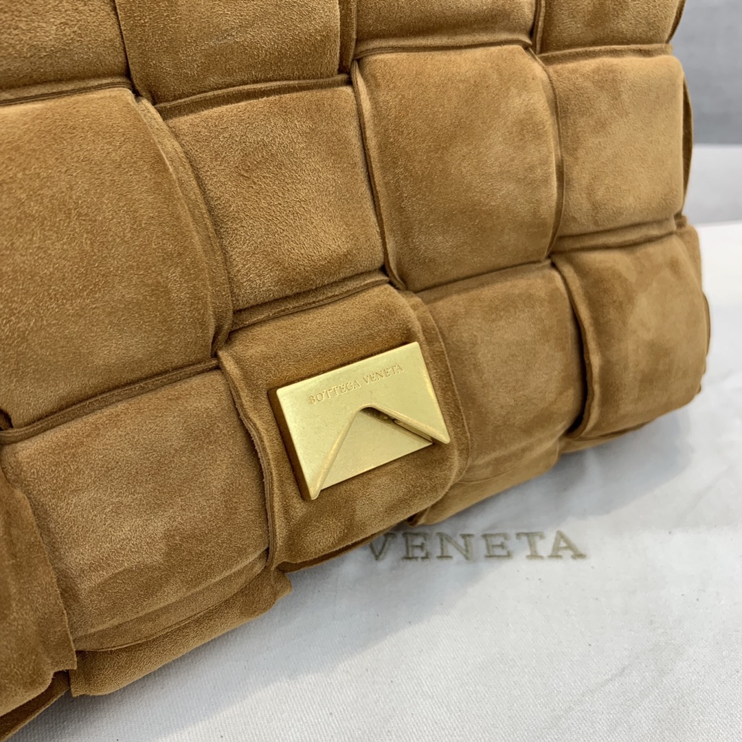 b0tte*a Ven*ta padded cassette bag-26*18*8cm