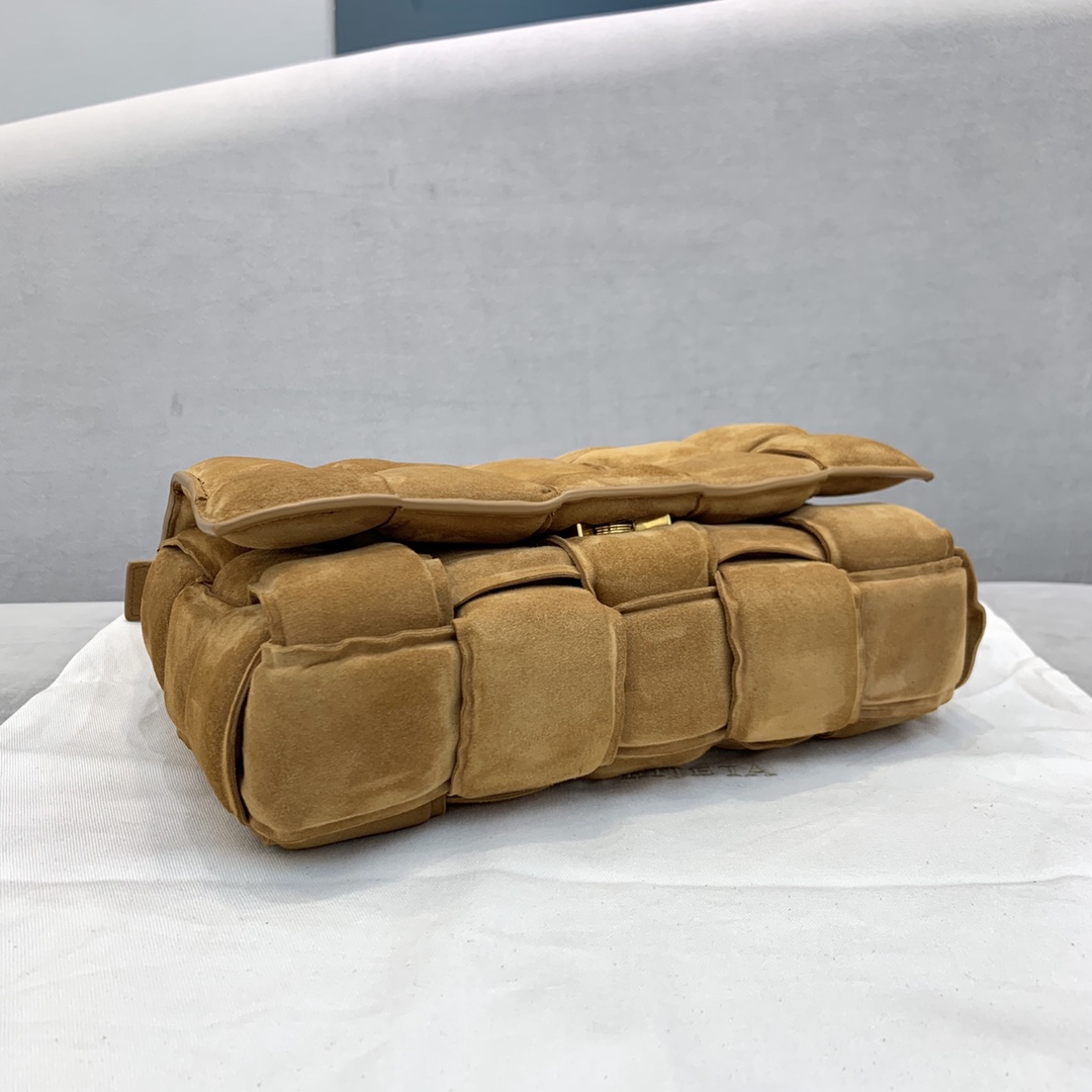 b0tte*a Ven*ta padded cassette bag-26*18*8cm