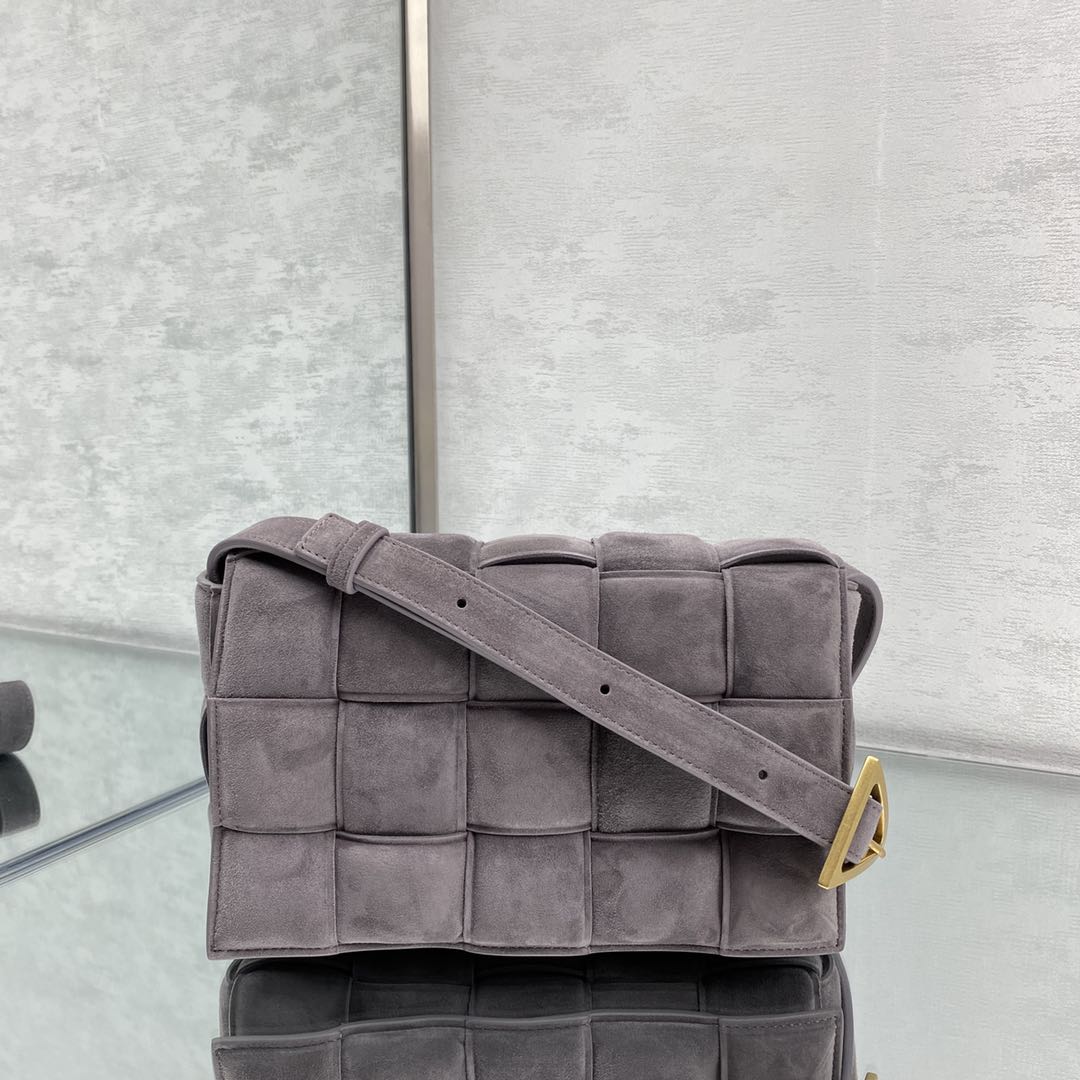 b0tte*a Ven*ta padded cassette bag-26*18*8cm