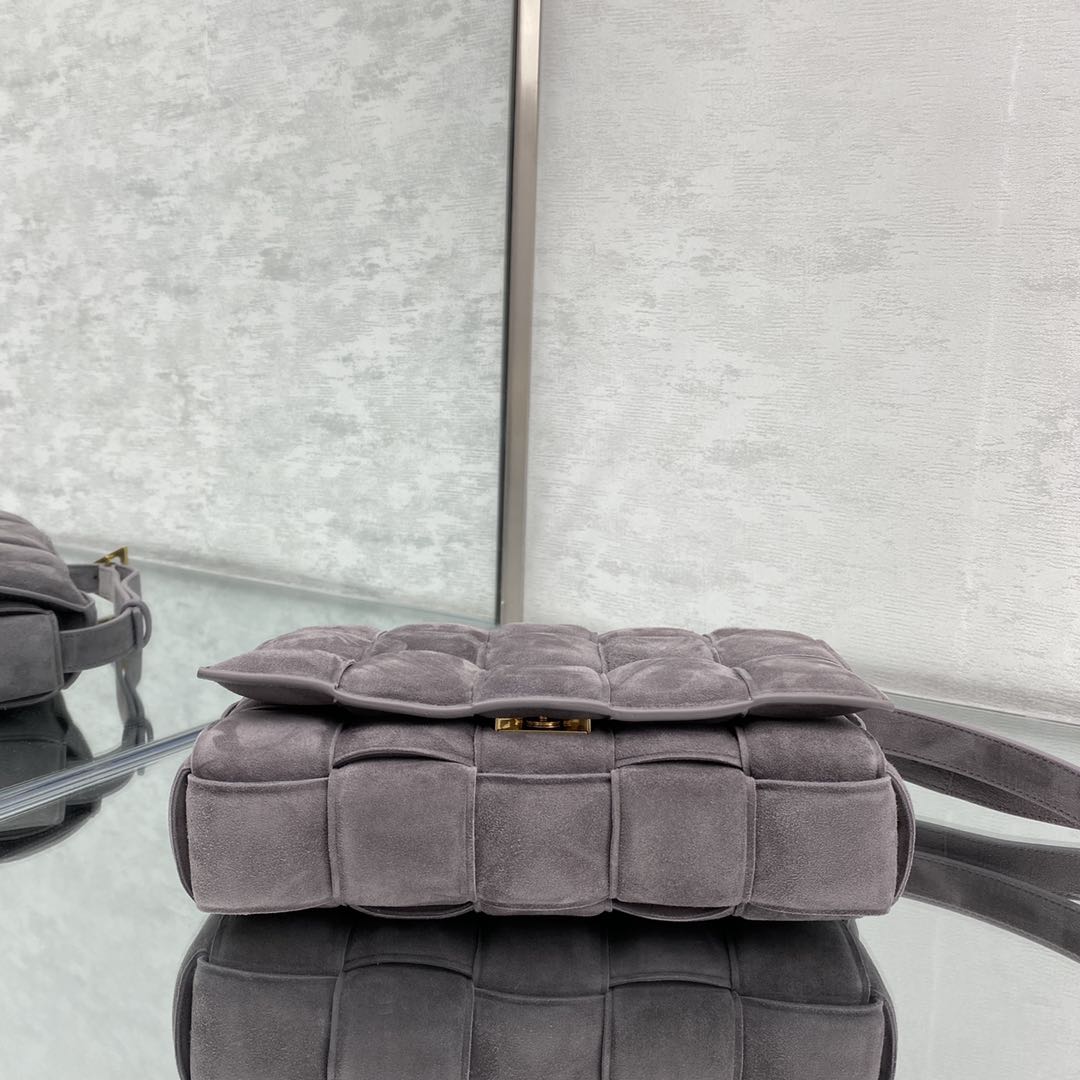 b0tte*a Ven*ta padded cassette bag-26*18*8cm