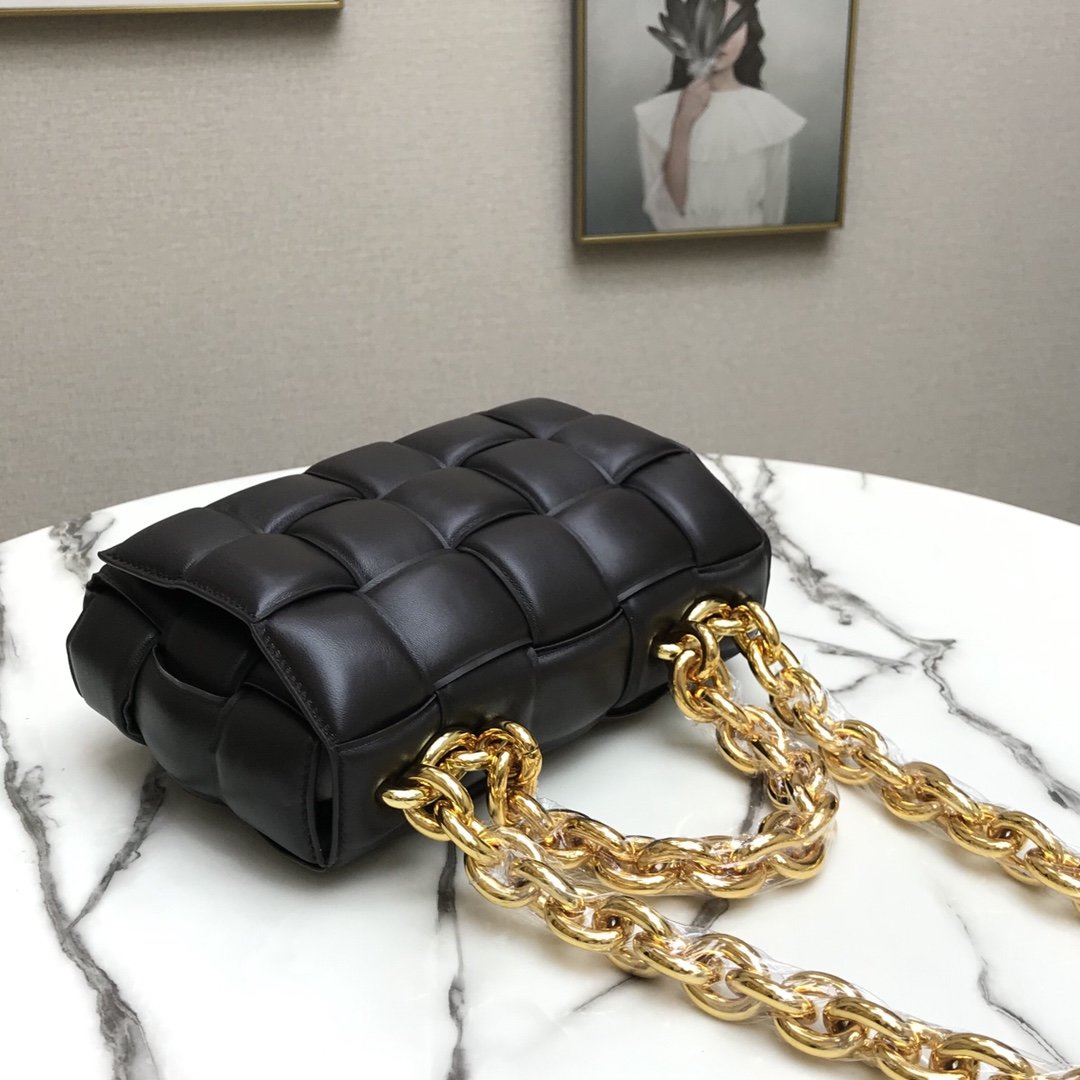 b0tte*a Ven*ta padded cassette bag-26*18*8cm