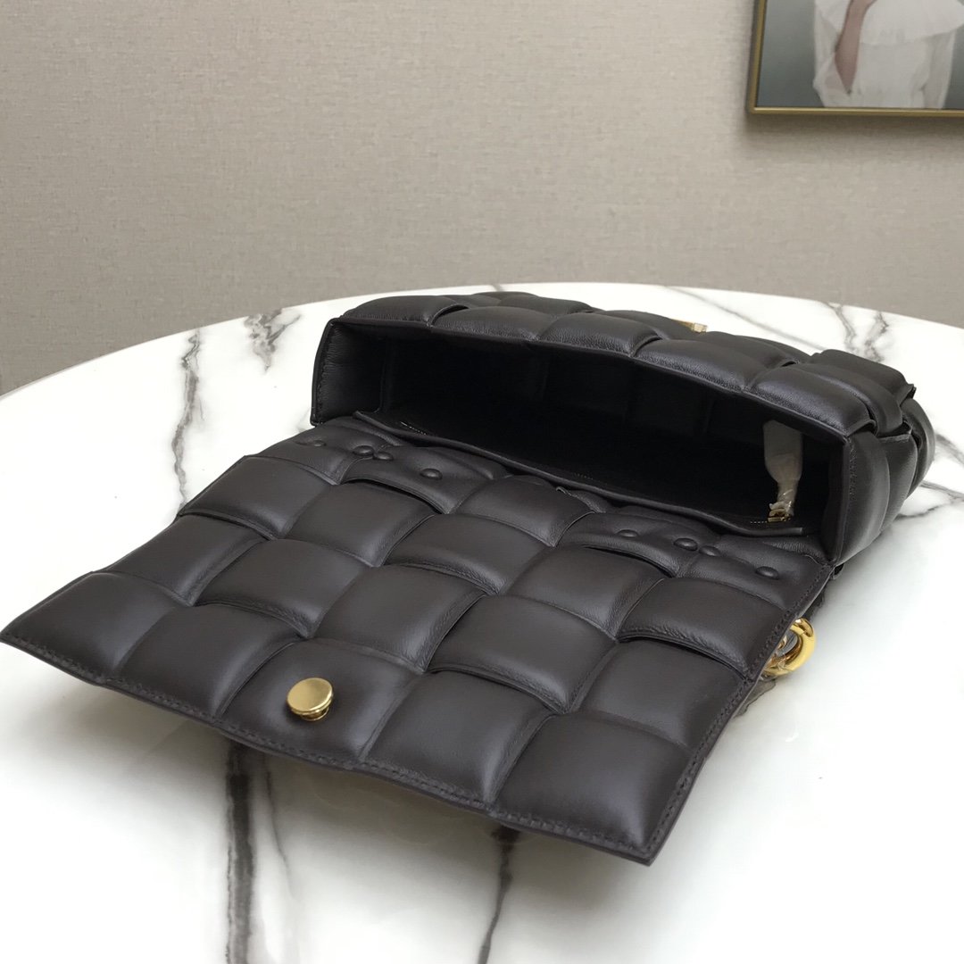 b0tte*a Ven*ta padded cassette bag-26*18*8cm