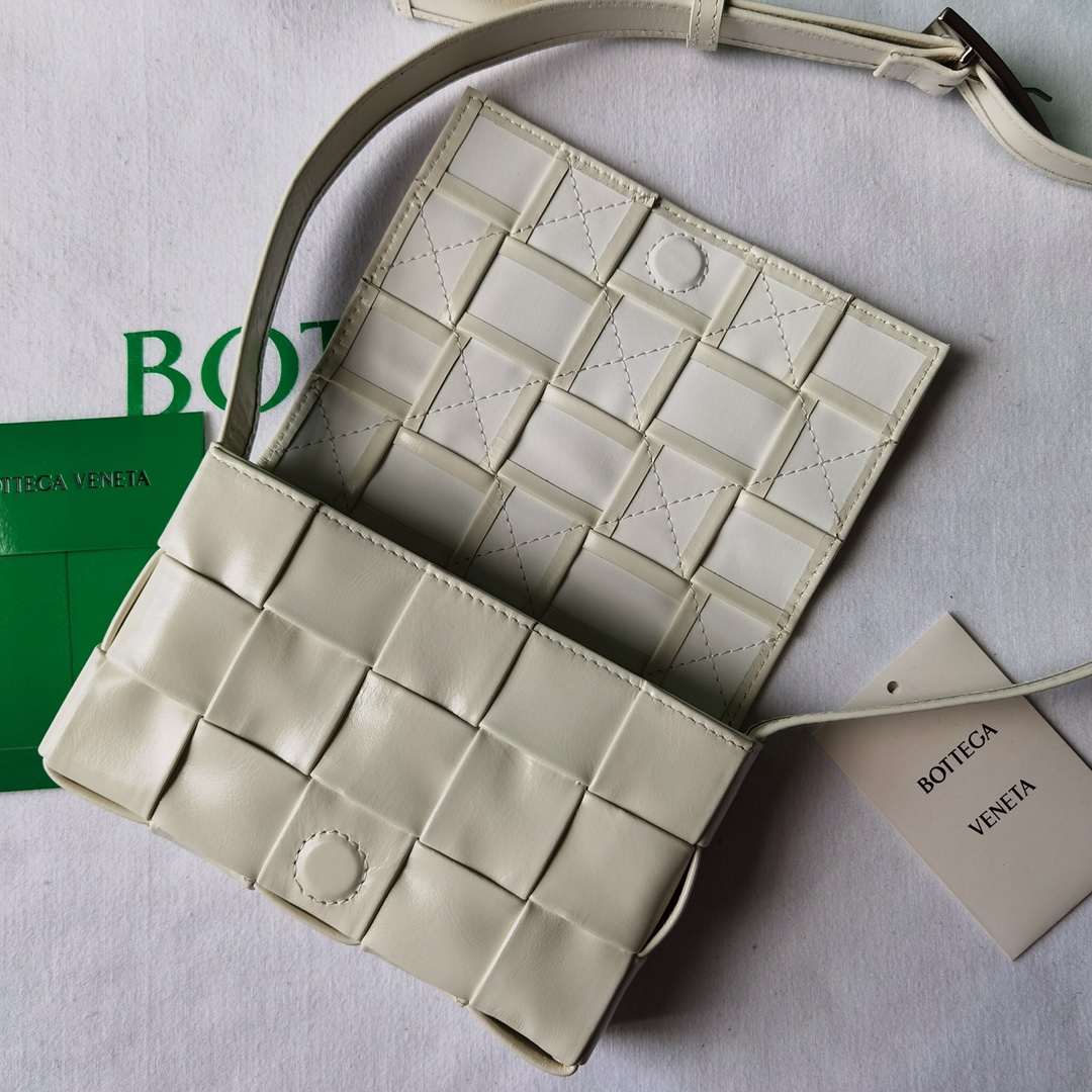 b0tte*a Ven*ta cassette bag-17.5x10.5x3.5cm