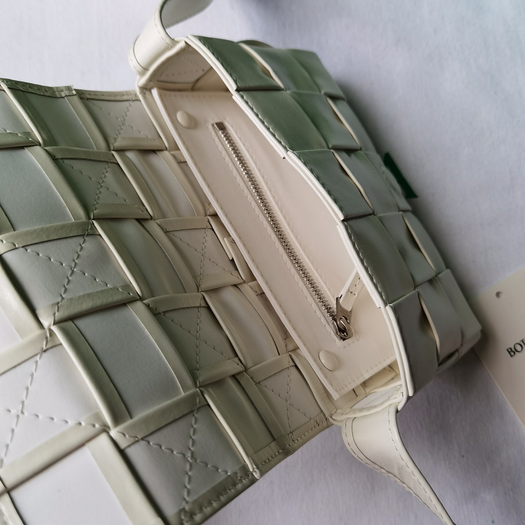 b0tte*a Ven*ta cassette bag-17.5x10.5x3.5cm
