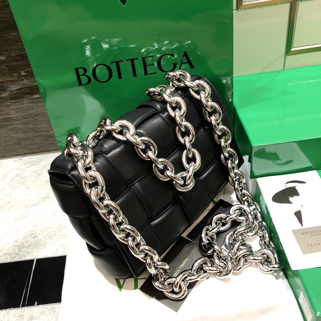 b0tte*a Ven*ta padded cassette bag-26*18*8cm