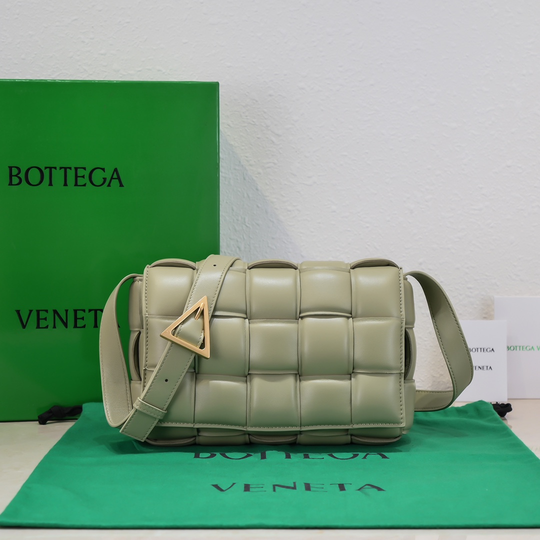 b0tte*a Ven*ta padded cassette bag-26*18*8cm