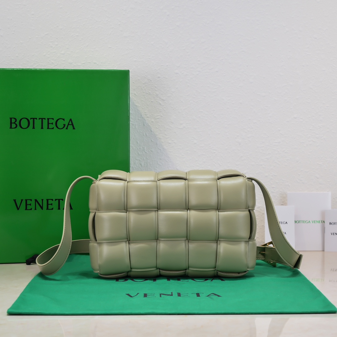 b0tte*a Ven*ta padded cassette bag-26*18*8cm