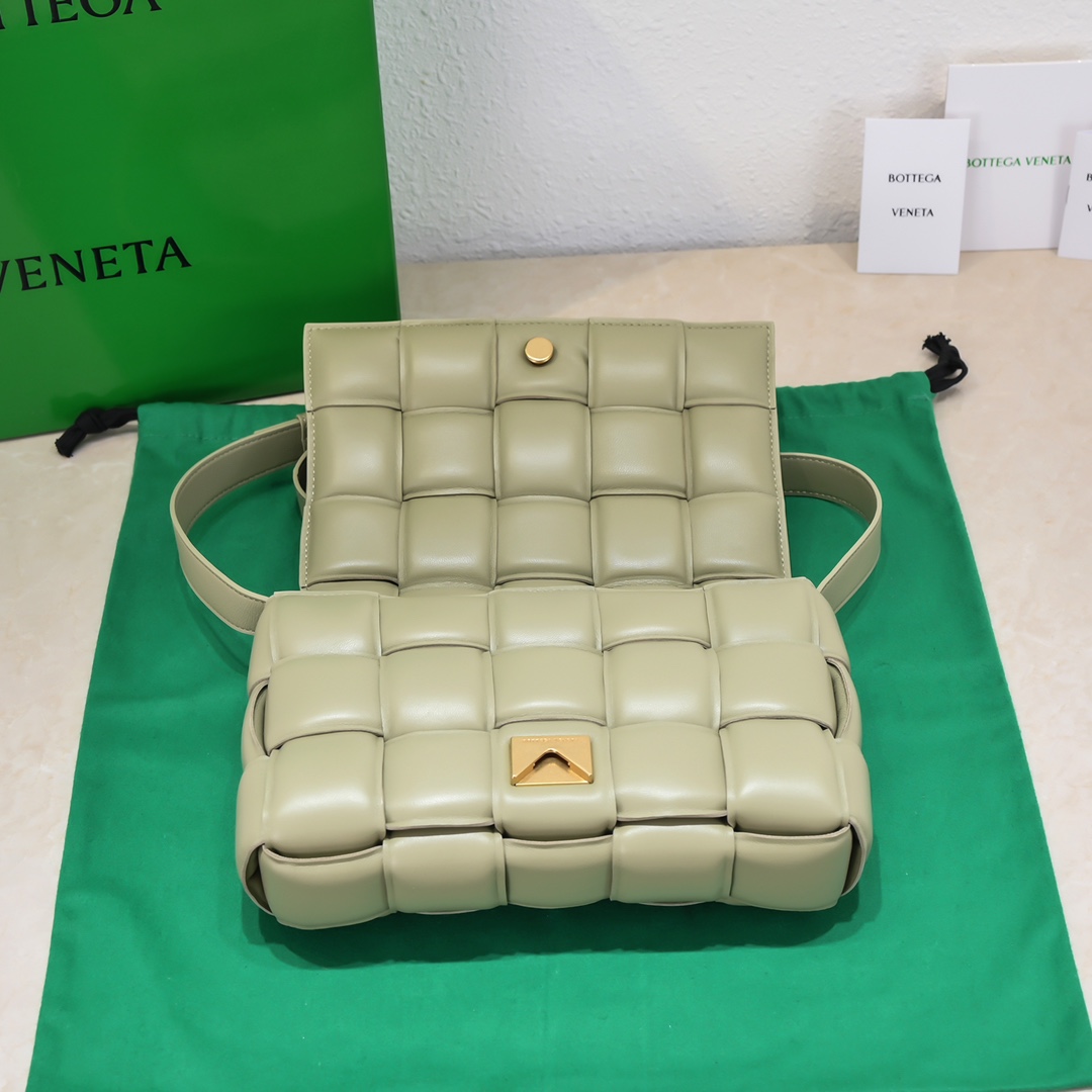 b0tte*a Ven*ta padded cassette bag-26*18*8cm
