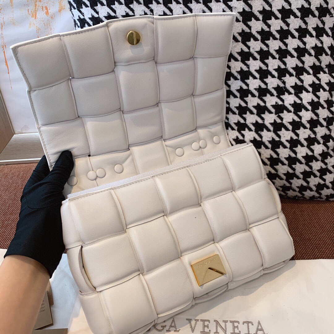 b0tte*a Ven*ta padded cassette bag-26*18*8cm