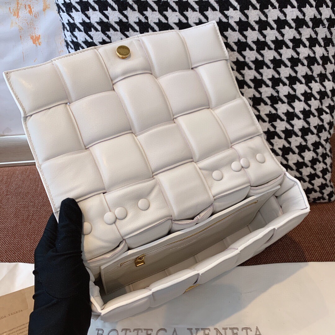 b0tte*a Ven*ta padded cassette bag-26*18*8cm