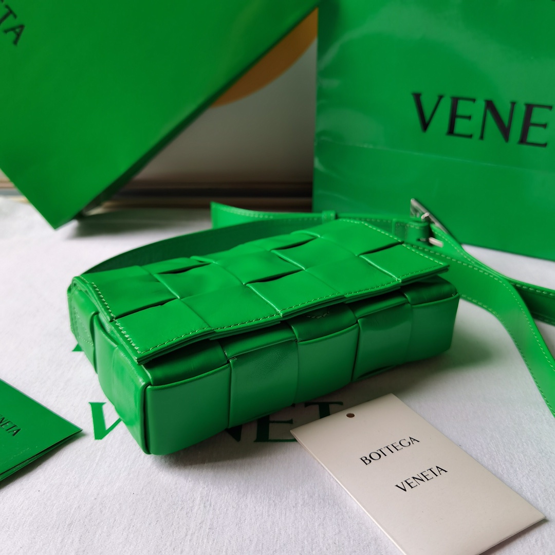 b0tte*a Ven*ta cassette bag-17.5x10.5x3.5cm