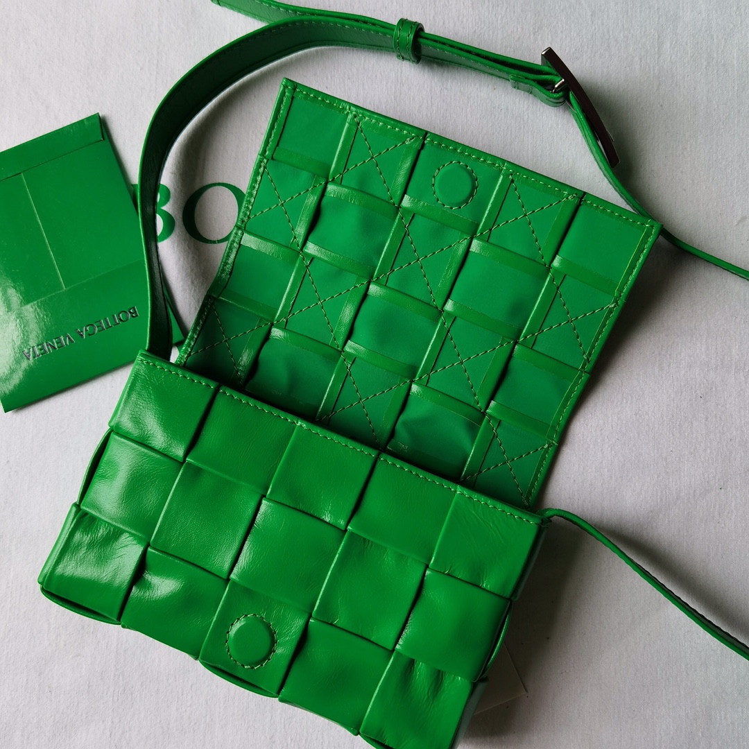 b0tte*a Ven*ta cassette bag-17.5x10.5x3.5cm