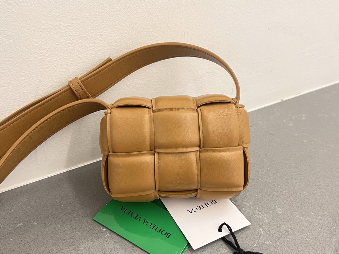 b0tte*a Ven*ta padded cassette bag-12*8*4cm