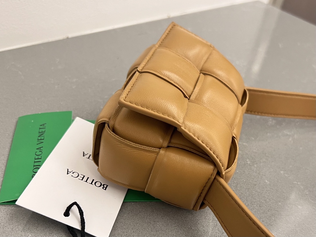 b0tte*a Ven*ta padded cassette bag-12*8*4cm