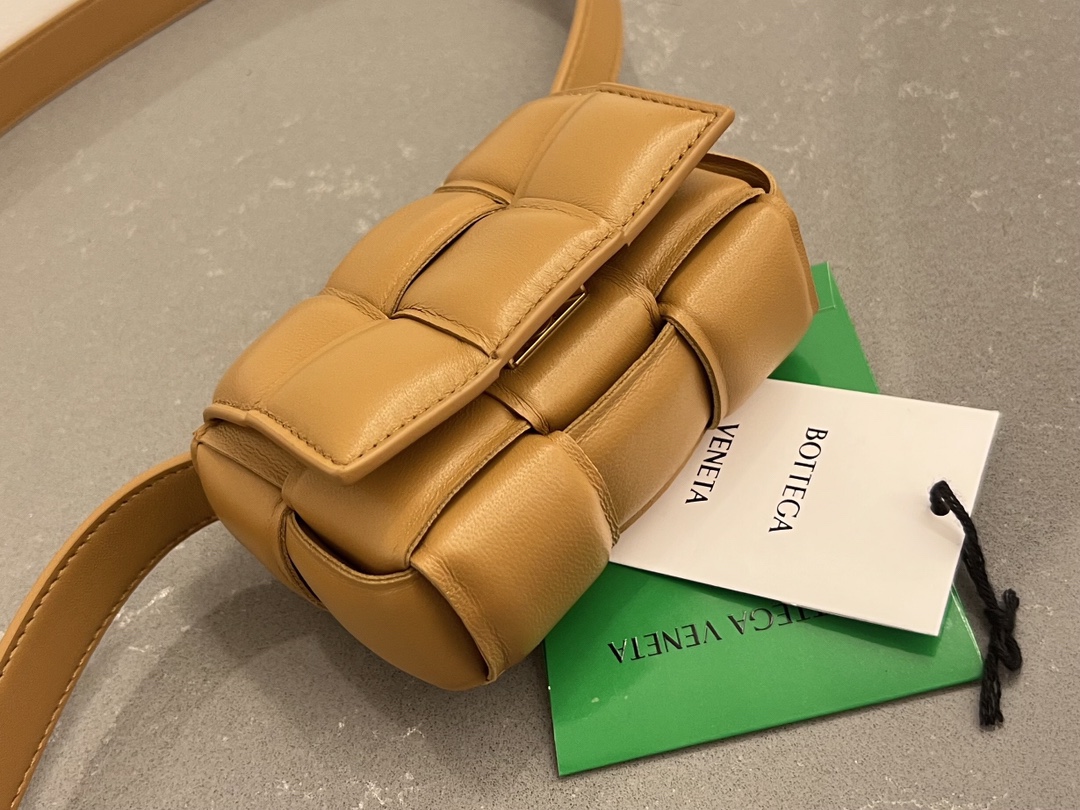 b0tte*a Ven*ta padded cassette bag-12*8*4cm