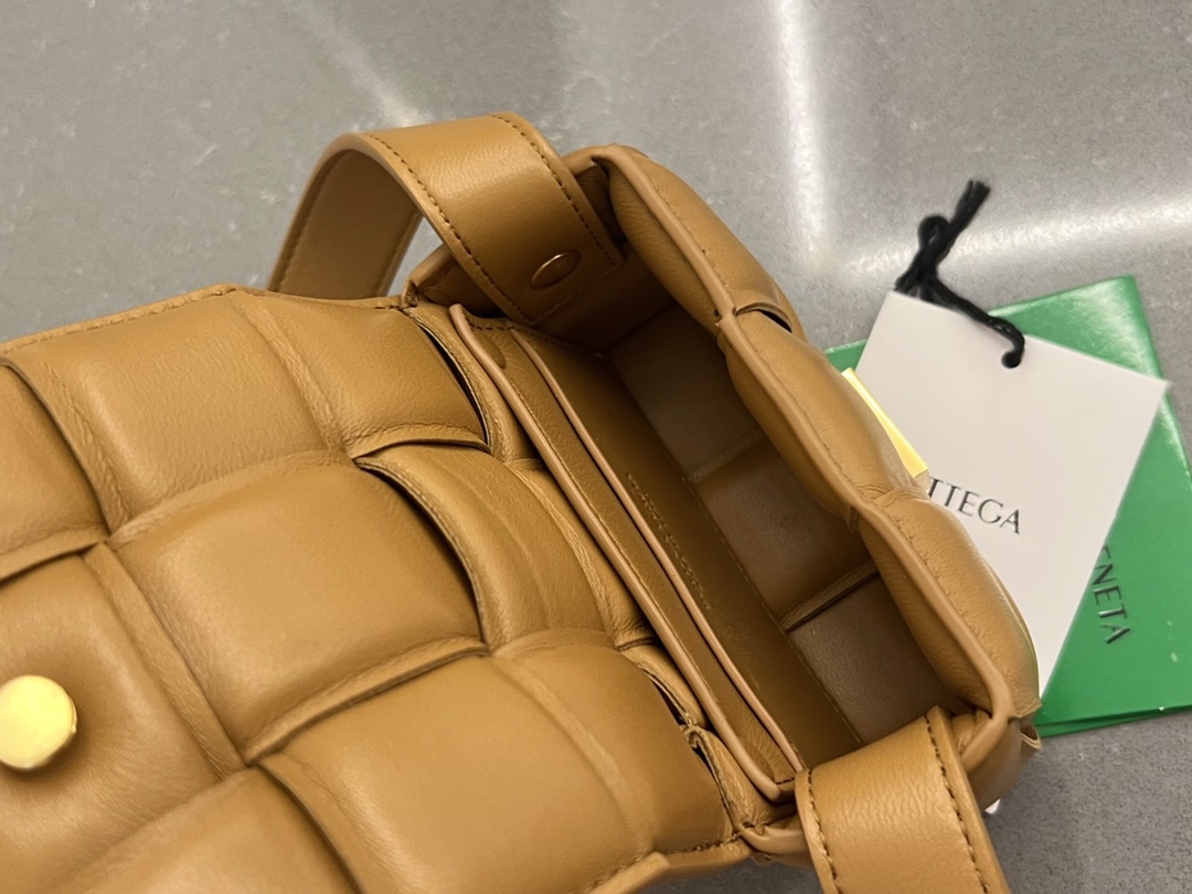 b0tte*a Ven*ta padded cassette bag-12*8*4cm