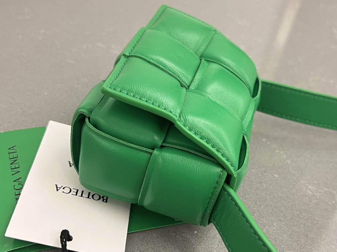 b0tte*a Ven*ta padded cassette bag-12*8*4cm