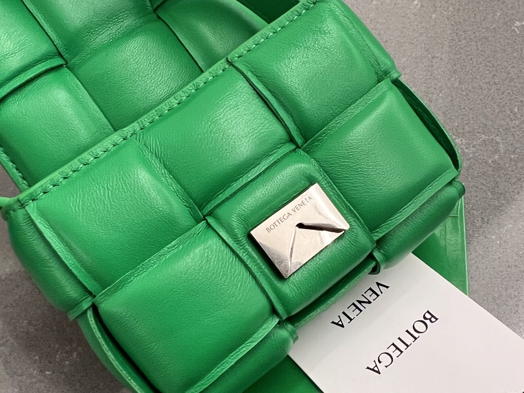 b0tte*a Ven*ta padded cassette bag-12*8*4cm