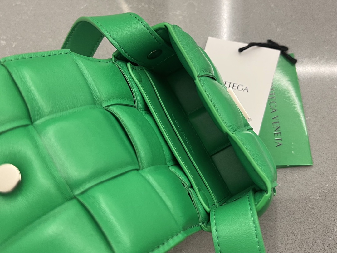 b0tte*a Ven*ta padded cassette bag-12*8*4cm